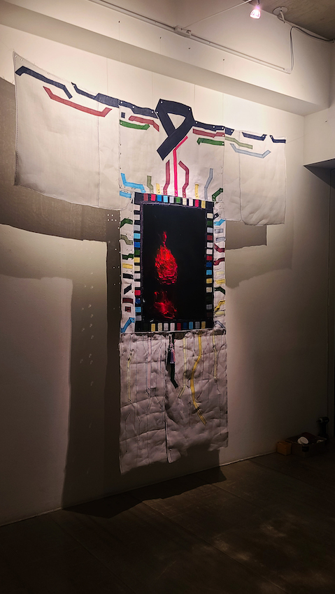 Alternate angle revealing depth and structural lines in the holographic field